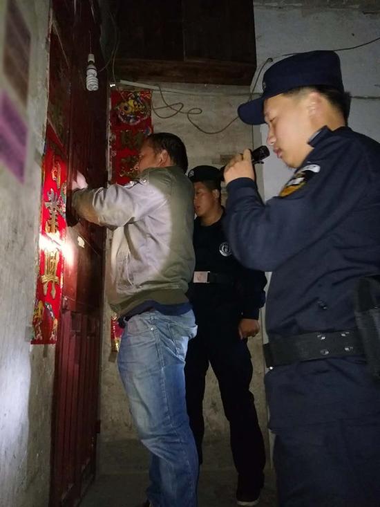 都匀市粗心妈妈误将幼女锁家中 民警全城寻开锁师傅开门