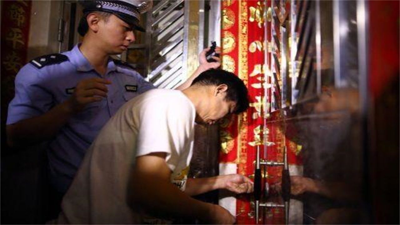 都匀市请开锁师傅开了锁后，师傅为什么一般都不进门，就算主人请也不进去？